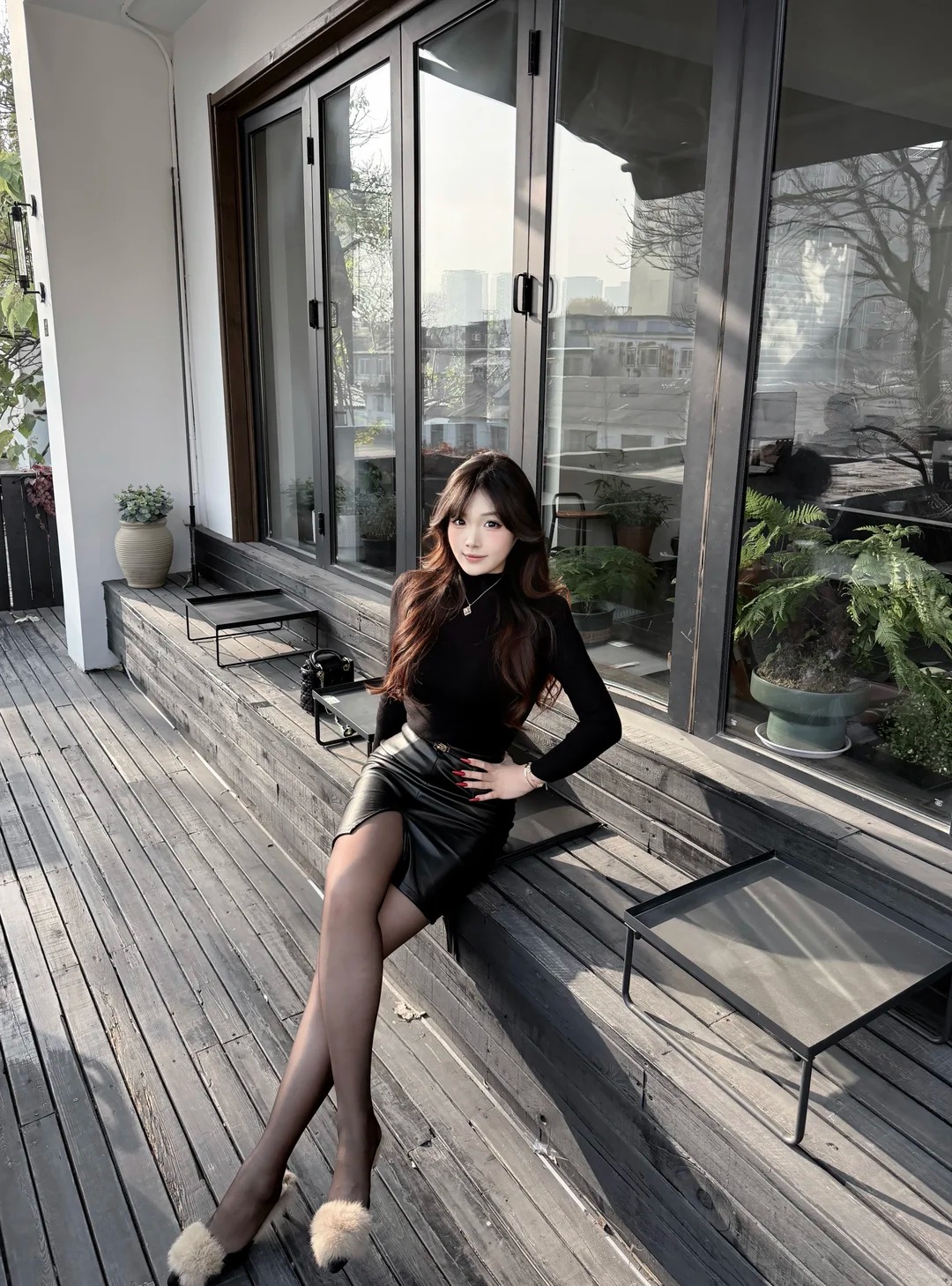 穿黑色衣裙的女性坐在室外台阶