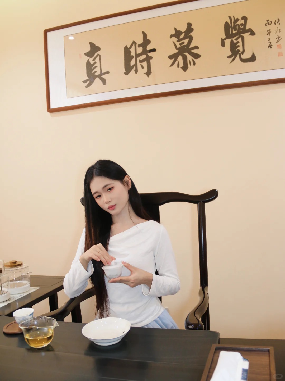 女性在安静的室内桌旁