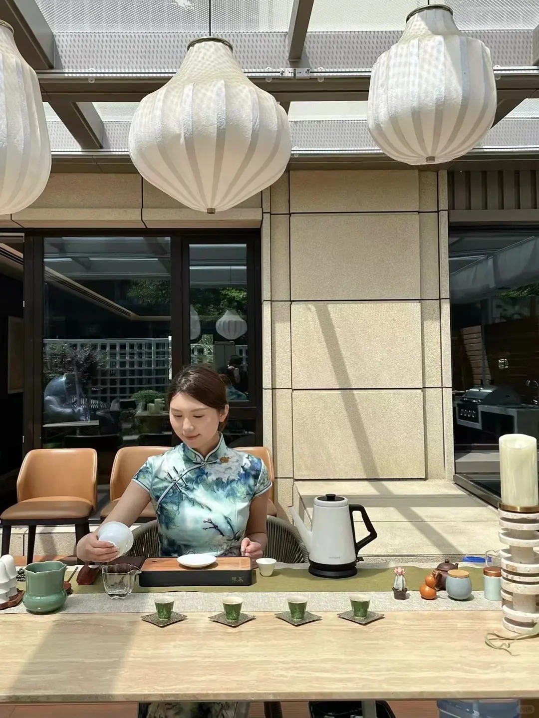 女性坐在室内桌后